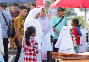 Bawa Tas Belanja di Pasar Takjil Ramadan 2025, Bupati Ipuk Kampanye Kurangi Sampah Plastik