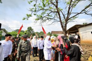Jemput Bola Layanan Publik di Kampung Tengah Hutan Pinus Banyuwangi