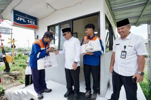 Pemkab Banyuwangi Beri Apresiasi Petugas Penjaga Perlintasan Kereta dengan Bantuan Sembako