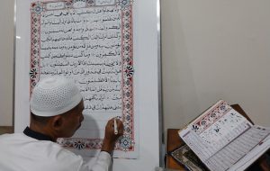 Warga Binaan Lapas Banyuwangi Tulis Al-Qur’an Raksasa, Perpaduan Seni dan Pembinaan Spiritual