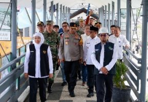Gubernur Jatim Pantau Arus Mudik di Pelabuhan Ketapang, Pastikan Kelancaran dan Keamanan