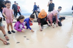 Gubernur Khofifah Ajak Keluarga Liburan di Pulau Tabuhan Banyuwangi