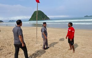 Dua Remaja Terseret Ombak di Pantai Pulau Merah Banyuwangi, Satu Selamat, Satu Masih Dicari