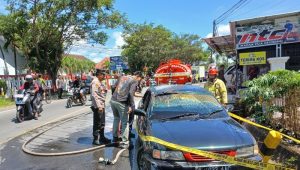 Sedan Terbakar di Jalan Raya Cluring, Diduga Korsleting Listrik: Pengemudi Alami Luka Bakar Ringan