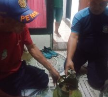 Makin Tak Biasa, Petugas Damkar Banyuwangi Bantu Warga Lepas Regulator Gas Elpiji yang Macet