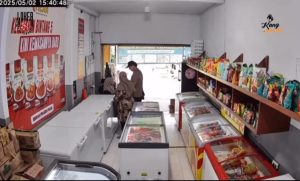 Modus Tukar Uang, Dua WNA Diduga Asal Timur Tengah Curi Uang Minimarket di Banyuwangi