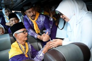 Kisah Haru Pelepasan 391 Jamaah Haji Banyuwangi, Ada Loper Koran 88 Tahun yang Menabung Bertahun-tahun