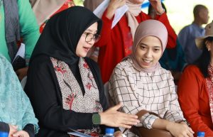 Pertemuan Hangat Ipuk dan Dewi Agustiningsih, Doktor Termuda dari Banyuwangi yang Kini Mengajar di ITB