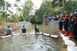 Perangkap Sampah Dipasang di Sungai Bate, Banyuwangi: Upaya Bersama Cegah Banjir dan Jaga Lingkungan