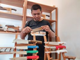 Dari Dapur ke Bengkel: Pandu, Tukang Asah Pisau yang Jadi Andalan Warga Banyuwangi