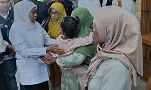Gubernur Khofifah Serahkan Santunan untuk Keluarga Korban KMP Tunu Pratama Jaya, Proses Pencarian Masih Berlanjut