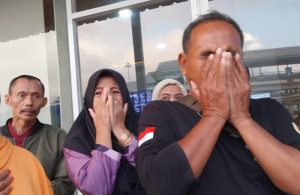 Tangis Haru Keluarga Korban Selamat Tragedi Tenggelamnya KMP Tunu Pratama Jaya di Selat Bali