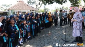 Ngantor di Desa, Bupati Ipuk Gelorakan Semangat Nasionalisme pada Siswa