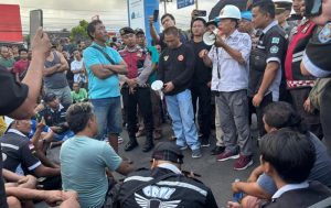 Sopir Truk Tronton Blokade Akses Pelabuhan Ketapang