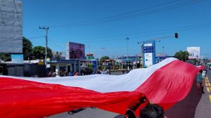 Aksi Sopir Truk di Banyuwangi, Bentangkan Bendera Merah Putih 300 Meter Sampaikan Empat Tuntutan