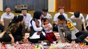 Bupati Ipuk Peluk Siswi Kelas 1 SD Sekolah Rakyat yang Menangis Rindu Ibu