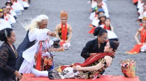 Dari Papua hingga Amerika, Penari Diaspora Merinding Ikuti Tradisi Meras Gandrung Banyuwangi