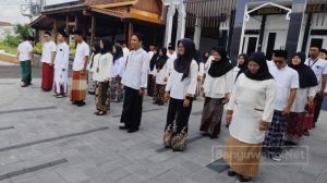 ASN Banyuwangi Wajib Pakai Sarung dan Peci Selama Tiga Hari Peringati Hari Santri 2025