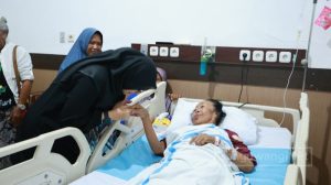Dijenguk Bupati Ipuk di RSUD Blambangan, Maestro Gandrung Mbok Temu Lantunkan “Layar Kumendung”