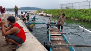 Ojek Sampan di Pantai Meneng Banyuwangi, Nadi Penghubung ABK Kapal Pencari Ikan