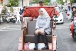 Jumat Naik Transportasi Umum, Ipuk ke Kantor Pakai Becak Listrik