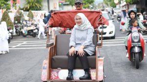 Jumat Naik Transportasi Umum, Ipuk ke Kantor Pakai Becak Listrik