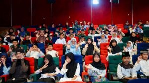 Bupati Banyuwangi Ipuk Ajak Puluhan Anak Yatim Nobar Film Na Willa di Bioskop