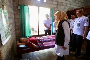 Bunga Desa di Purwoharjo; Bupati Ipuk Jenguk Warga Lumpuh, Minta RSUD Genteng Beri Terapi