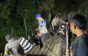 Polsek Sempu dan Warga Gotong Royong Bangun Jembatan Merah Putih di Gendoh