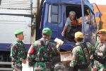 Disela Urai Kemacetan, Prajurit TNI Bagikan Makan dan Minum Pada Sopir Truk