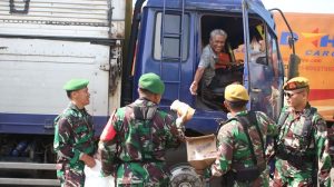 Disela Urai Kemacetan, Prajurit TNI Bagikan Makan dan Minum Pada Sopir Truk