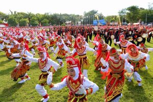 Dimeriahkan Atraksi Seni Kuntulan Ewon, Mendikdasmen Apresiasi Peringatan Hardiknas di Banyuwangi 