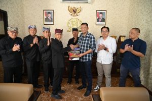 Pemkab Banyuwangi Serahkan Draf Raperda Trantibumlinmas ke DPRD, Besok Mulai Uji Coba Jam Operasional Toko Modern