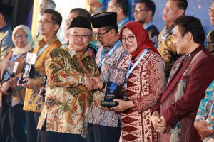 Mendikdasmen Beri Dua Penghargaan untuk Banyuwangi atas Komitmen di Bidang Pendidikan