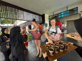 Tiba di Banyuwangi, Wisatawan Disambut Tari Gandrung dan Kudapan Khas di Banyuwangi