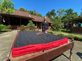 Tradisi Mepe Kasur Suku Osing di Desa Kemiren Banyuwangi, Ritual Tolak Bala Sambut Tumpeng Sewu