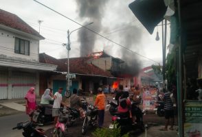 Ruko Dua Lantai di Pasar Tegaldlimo Banyuwangi Terbakar, Kerugian Diperkirakan Capai Rp850 Juta
