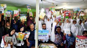 Melihat Senyum Anak-Anak Pedalaman Mendapat Ribuan Buku Baru dari PNM