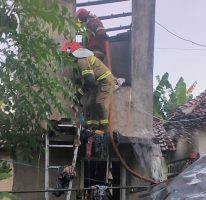 Bangunan Tandon Air di Tengah Perkampungan Terbakar Saat Pemilik Tidak Ada di Rumah