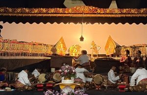 Ribuan Warga Padati Taman Blambangan, Saksikan Wayang Kulit Hari Jadi Bhayangkara ke-80