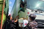 ASLI Bagikan Nasi untuk Sopir Terjebak Macet Ketapang, Desak Penambahan Dermaga