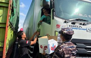 ASLI Bagikan Nasi untuk Sopir Terjebak Macet Ketapang, Desak Penambahan Dermaga