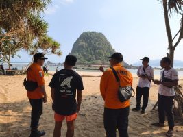 Pemancing Diduga Terseret Ombak di Pantai Pulau Merah Banyuwangi, Tim SAR Lakukan Pencarian