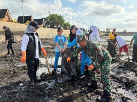 Ribuan Warga Bersihkan Pesisir KNMP Banyuwangi, Dukung Gerakan Indonesia ASRI