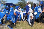 HUT ke-25 Demokrat, Ratusan Kader Bersihkan Sampah Pantai Kedunen Banyuwangi