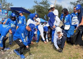 HUT ke-25 Demokrat, Ratusan Kader Bersihkan Sampah Pantai Kedunen Banyuwangi