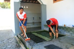 Sambut HUT RI ke-81, Lapas Banyuwangi Bersihkan Masjid di Area SAE Paswangi