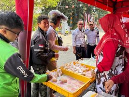 Sambut HUT RI ke-81, Bu Poer Bagikan 1.081 Onde-onde Gratis di Banyuwangi