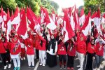 Bupati Bersama ASN Banyuwangi Bagikan Ribuan Bendera Merah Putih Gratis Jelang HUT ke-81 RI