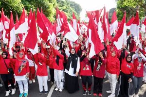 Bupati Bersama ASN Banyuwangi Bagikan Ribuan Bendera Merah Putih Gratis Jelang HUT ke-81 RI